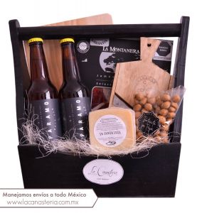 Canasta navideña con diseño boutique y fina selección de cerveza artesanal