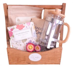 Canastas de regalo con libro y chocolates