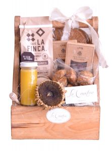 Cálida canasta de regalo con prensa francesa, café orgánico y brunch