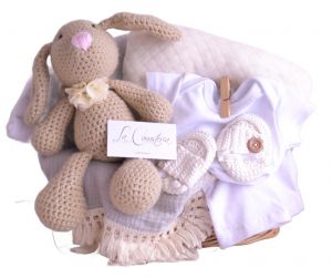 Hermosa canasta de regalo para bebé con feeling vintage