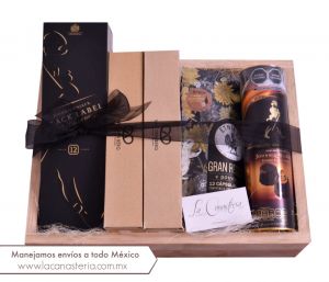 Elegante caja de regalo para la sobre mesa con botella de etiqueta negra, chocolates de whiskey mucho más! 