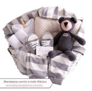 Fina y original canasta de regalo para Bebé con diseño para niño y preciosa temática de osito! 
