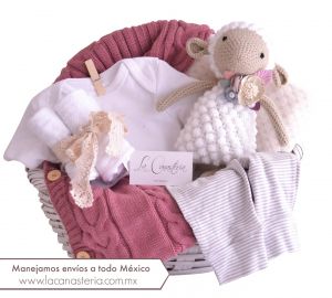 Canastas de Regalo Vintage para Bebé en La Canastería: tierno arreglo para nenita con Panqueca nuestra ovejita tejida a mano
