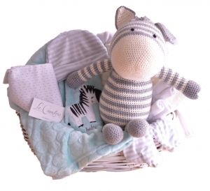 Preciosa canasta de regalo para bebé con temática de Zebra y tiernos colores neutrales para niño o niña! 