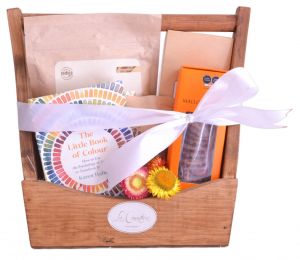 Canastas de regalo con libro y chocolates