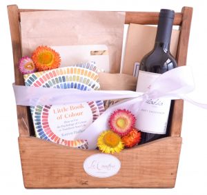 Canastas de regalo originales para mujer con libro y tinto