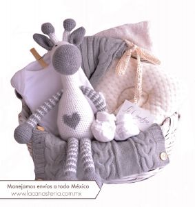 Preciosa canasta de regalo para Bebé con diseño boutique y toques vintage en colores neutrales para niño o niña!
