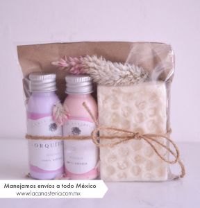 Regalos corporativos 10 de Mayo perfectos para empresas con hermoso kit de spa con crema corporal de yogurt, orquídea y jabón orgánico