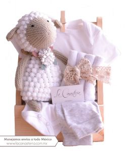 Hermoso arreglo de regalo para bebé con básicos clásicos y hermoso peluche crochet de oveja estilo vintage! 