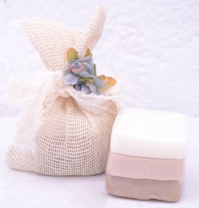 Lindo recuerdo con diseño shabby chic y tres jabones artesanales petite con envío a todo México