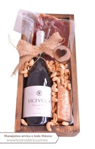 Caja del Regalo perfecta para el 14 de Febrero con exquisita selección de productos gourmet! 