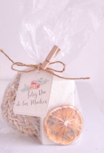 Bellísima bolsita de regalo con jabón artesanal, luffa de ixtle y acento decorativo de cítrico o flores secas 