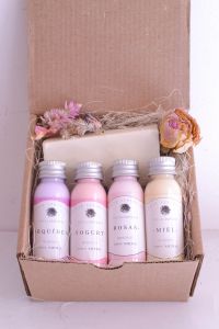 Hermosa cajita de regalo con degustación de cremas deliciosas en tonos de rosa